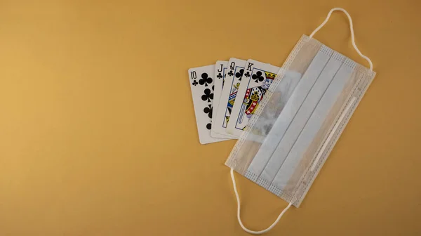 Tıbbi maske takan Royal floş kombinasyonu.