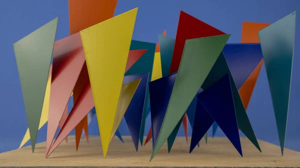 Triángulos Multicolores Están Incrustados Una Tabla Madera — Foto de Stock