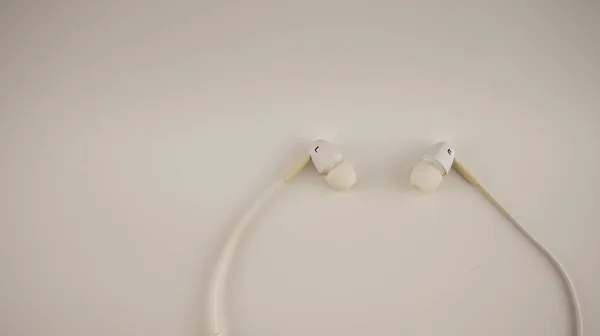 Άσπρα Ακουστικά Βρίσκονται Λευκό Φόντο — Φωτογραφία Αρχείου