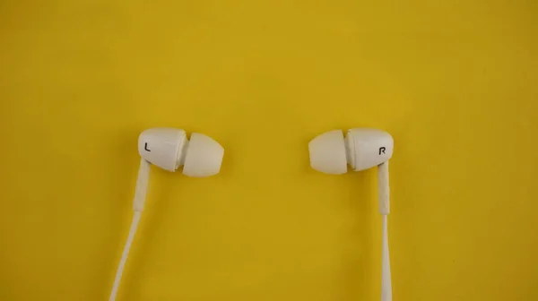Białe Słuchawki Żółtym Tle — Zdjęcie stockowe