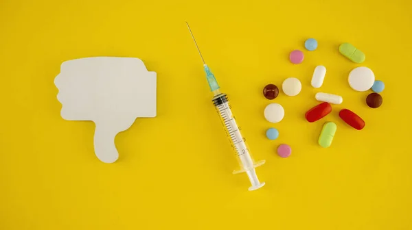 Pilulky Injekční Stříkačku Vedle Značky Která Symbolizuje Drogám — Stock fotografie