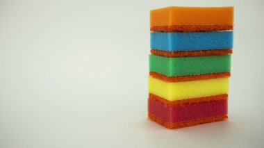 Beyaz arka planda çok renkli bulaşık süngeri