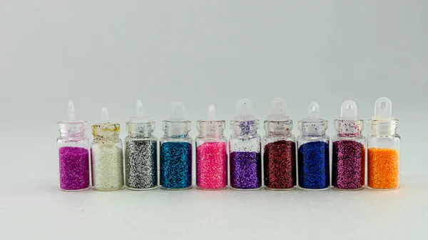 Kleine Flessen Met Veelkleurige Pailletten Voor Manicure Een Witte Achtergrond — Stockfoto