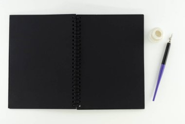 beyaz arkaplanda kalem ve mürekkeple siyah Not Defteri, izole eder