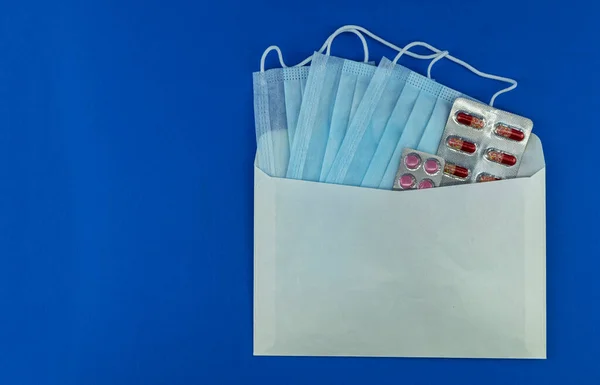 Tabletas Médicas Sobre Sobre Sobre Fondo Azul Aislados Maqueta — Foto de Stock