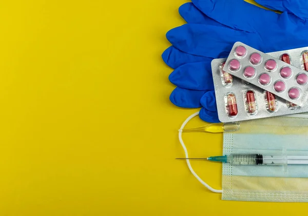 Preparazioni Mediche Con Una Maschera Uno Sfondo Giallo Isolati — Foto Stock