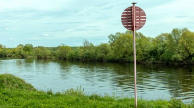Nehir kıyısındaki gemiler için imza atın.