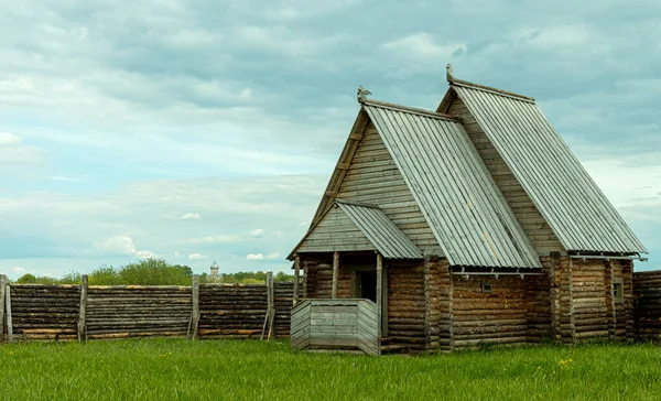 Die Alte Dorfhütte Aus Baumstämmen — Stockfoto
