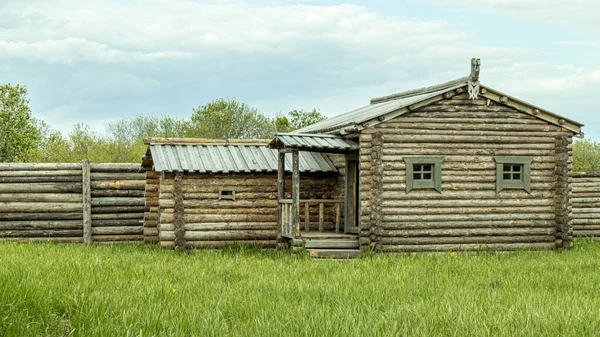 Die Alte Dorfhütte Aus Baumstämmen — Stockfoto