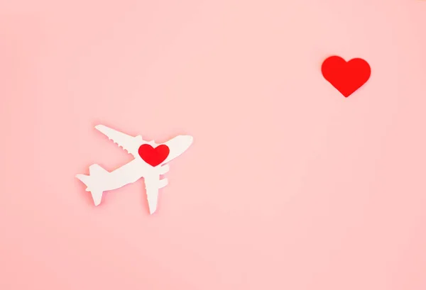 Toy airplane on blue table with red heart — 스톡 사진