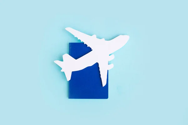 Avião de brinquedo na mesa azul com coração vermelho — Fotografia de Stock