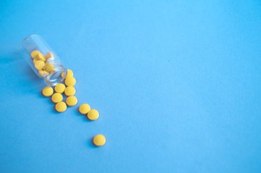 Pembe arka planda homeopatik globullar ve cam şişe. Alternatif Homeopati