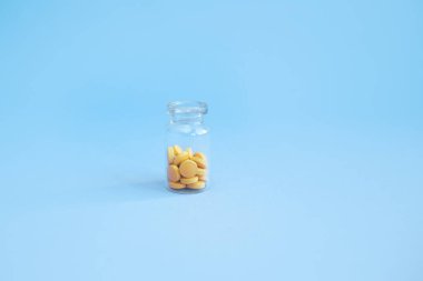 Pembe arka planda homeopatik globullar ve cam şişe. Alternatif Homeopati