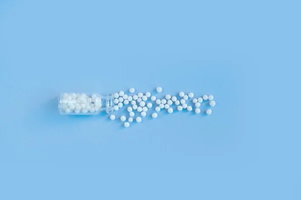 Homeopathische bolletjes en glazen fles op roze achtergrond. Alternatieve Homeopathie — Stockfoto