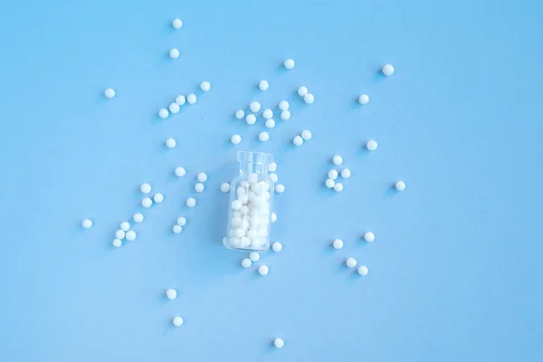 Homeopathische bolletjes en glazen fles op roze achtergrond. Alternatieve Homeopathie — Stockfoto