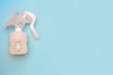 Pembe arka planda bir bebek için bir şişe süt..