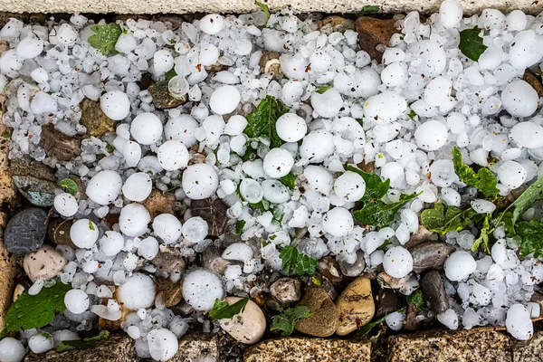 Nach dem Sturm Hagelkörner auf der Terrasse — Stockfoto