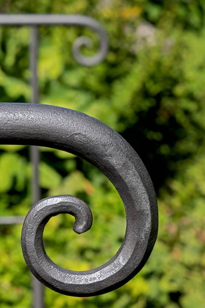 공원에 있는 아름다운 벤치의 팔걸이 — 스톡 사진