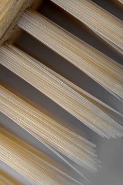 Bambu bir diş fırçasının yapışkan kıllarını aşırı yakın çekim.