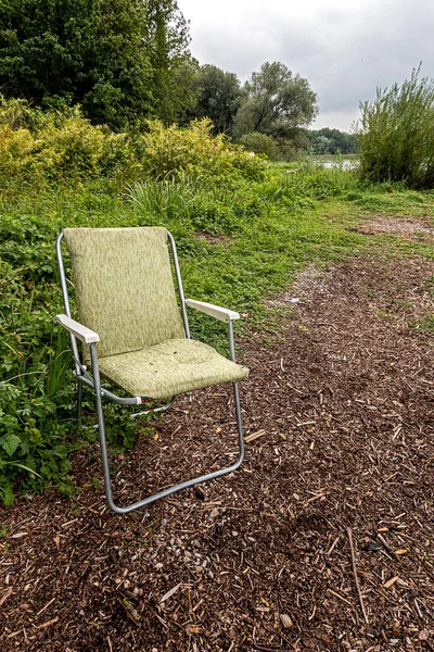 Забытое старое кемпинговое кресло на берегу озера Аммерзее — стоковое фото