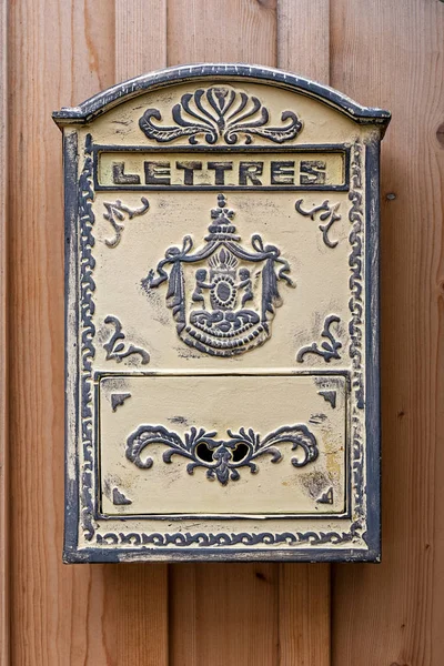 Stará krásná poštovní schránka připevněná na dřevěné stěně — Stock fotografie
