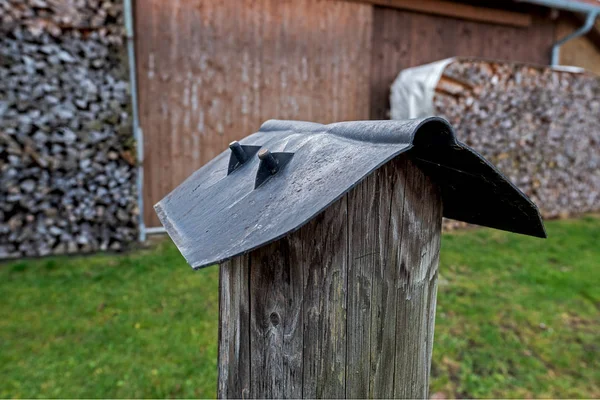 Bouchon en plastique sur un poteau de clôture en bois — Photo
