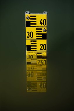 Almanya 'da bir gölde su seviyesi göstergesi
