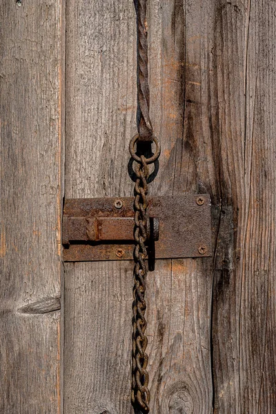 철 잠금 나무로 되는 문 — 스톡 사진