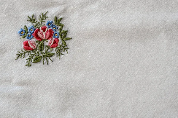 Detal starego obrusu z haftem kwiatowym — Zdjęcie stockowe