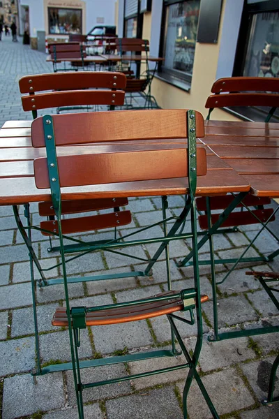 Cadeiras Jardim Cerveja Dobradas Mesas Vazias Frente Bar Rua — Fotografia de Stock