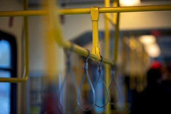 Gula Metallstänger Med Grå Plastöglor För Säkerheten För Stående Personer — Stockfoto