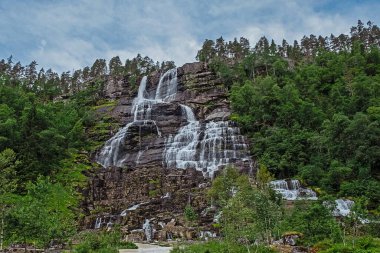 Bulutlu bir günde Norveç fiyordu