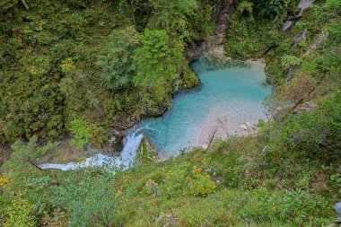 Sonbaharda kanal ve köprüsü olan Alman şehri