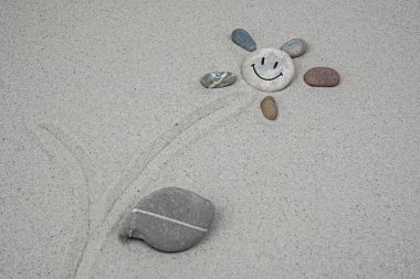 Mavi gökyüzünün önündeki bir vincin zincirini kapat.