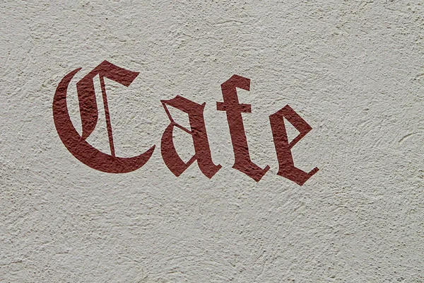 家の壁に飾られた昔ながらのレタリングカフェでコーヒーを飲んでみませんか — ストック写真