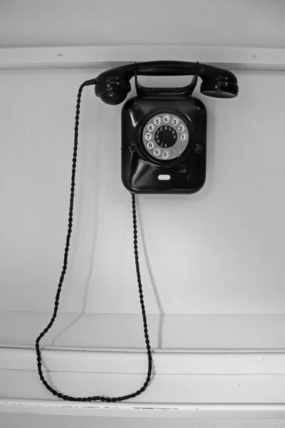 Telefone Preto Old Fashioned Pendurado Parede Branca — Fotografia de Stock