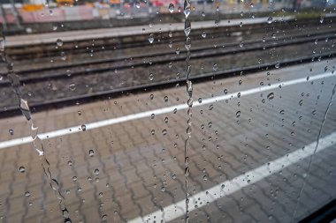 Tren penceresinden yağmur damlalarıyla hüzünlü görünüş