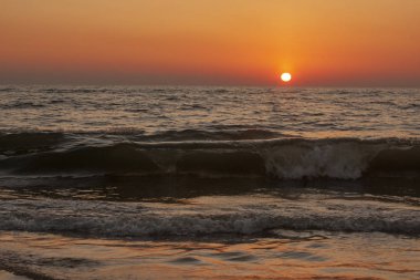 Hindistan 'da Candolim, Goa sahilinde gün batımı, dalgalarla
