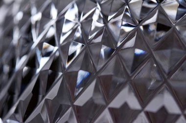 El kesimi elmas yüzeyli güzel kurşun cam yüzey dokusunun makro soyut sanat arka planı doğal ışığı yansıtıyor.