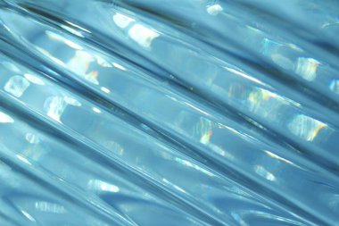 Çapraz çizgilerle modern kurşun kristal cam yüzeyinin soyut doku görünümünü kapat, su mavisi rengini yansıt