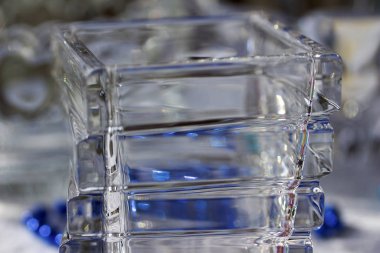 Modern el yapımı, geometrik blok şekilli, parlak doğal ışığı yansıtan kurşun kristal bir vazoya yakından bakın.