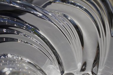 Çağdaş kurşun kristal cam dokusunun soyut sanat arka planında sıvı benzeri kıvrımlı tasarım parıldayan doğal ışığı yansıtıyor.