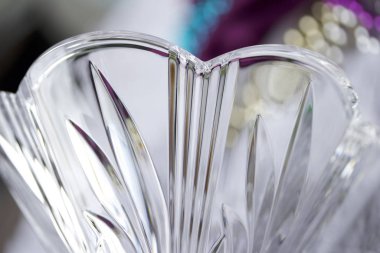 Modern kurşun kristal cam dokusunun soyut sanat arka planında deniz tarağı kenarları ve temiz el çizgileri ve yüzleri ile renkli bokeh