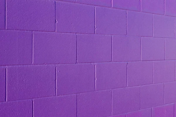 紫塗装セメントブロック壁の質感の背景 — ストック写真