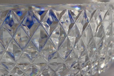 Modern kurşun kristal camların makro soyut desen görüntüsü parlak doğal ışığı yansıtıyor.