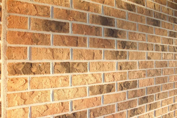 低角度阳光照射下传统的暖棕色多色调砖墙纹理背景 角度视图 — 图库照片