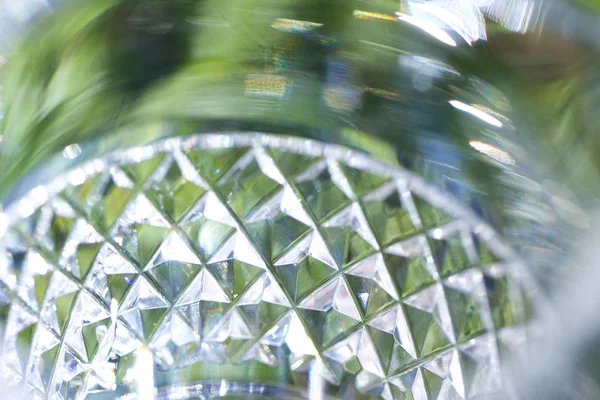 Parlak Yeşil Renkleri Yansıtan Elmas Kesimli Kurşun Kristal Camların Makro — Stok fotoğraf