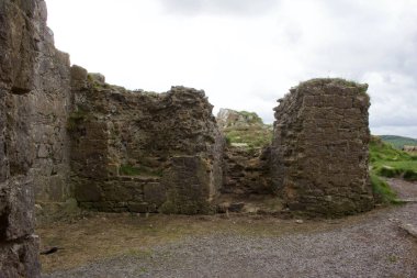 İrlanda 'daki bir tepenin üzerindeki antik şato harabeleri