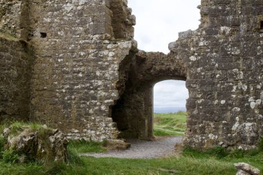 İrlanda 'daki eski bir kalenin giriş kapısı.