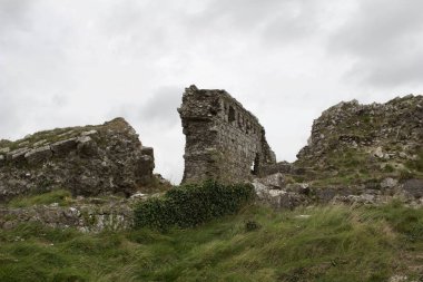 İrlanda 'daki Antik Tepe Kalesi kalıntıları